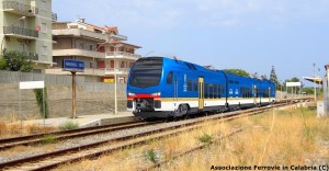 treno stadler bimodale - FOTOMONTAGGIO stazione di Monasterace