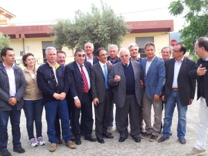 I sindaci riuniti davanti alla delegazione comunale di Satriano Marina