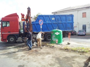 Camion e operai a lavoro sulla raccolta rsu in via Trento e Trieste