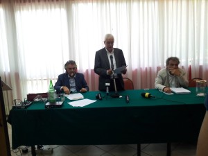 Nicola Parretta legge la sua "memoria" in conferenza stampa. Alla sua sinistra il suo avvocato, Salvatore Staiano