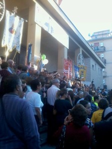 La folla in attesa dell'arrivo del corteo davanti alla Parrocchia