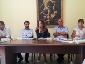 Maria VIrginia Rizzo (al centro) con i dirigenti comunali e il portavoce Dario Macrì