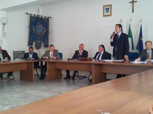 Ernesto Alecci, primo cittadino di Soverato, introduce la riunione dei sindaci. Alla sua sinistra, i i sindaci Puntieri, Corasaniti, Doria e Drosi.