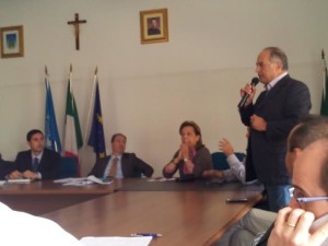 L'accorato intervento di Giuseppe Leto, sindaco di S. Caterina. Alla sua sinistra Concetta Stanizzi (Satriano) e Pino Pitaro (Torre Ruggiero)