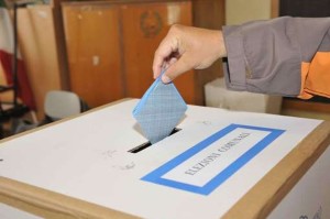 Denunciato dai Cc perché beccato a fotografare scheda votata in seggio di S. Caterina