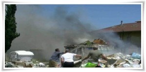 VIDEO | Soverato – Incendio rifiuti in Via Trento e Trieste