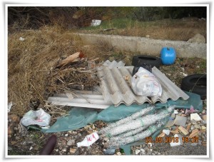 FOTO | Soverato – Ancora rifiuti in Via Don Pilla