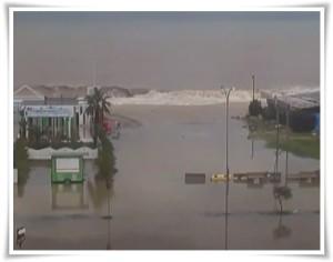 VIDEO | Schiavonea, il mare entra in paese come uno tsunami