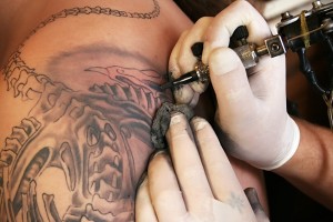“L’inchiostro dei tatuaggi è cancerogeno”. Allarme in Italia su presunte sostanze tossiche