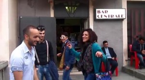 VIDEO | La clientela del bar Riverso di Satriano balla “We are happy “