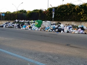 FOTO | Soverato – Sabato sera tra i rifiuti …