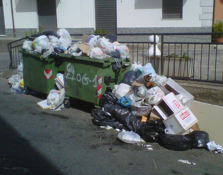 piazza Roma nuovamente invasa rifiuti