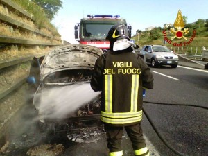 FOTO | Auto in fiamme sulla SS 280 “Dei due Mari”