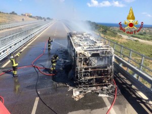 FOTO | Catanzaro – Autobus distrutto dalle fiamme