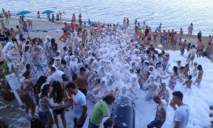 FOTO | Soverato – Grande successo per lo “Schiuma party” in spiaggia