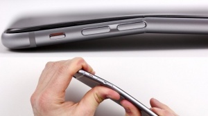 VIDEO | L’iPhone 6 ha un difetto: si può piegare anche tenendolo in tasca
