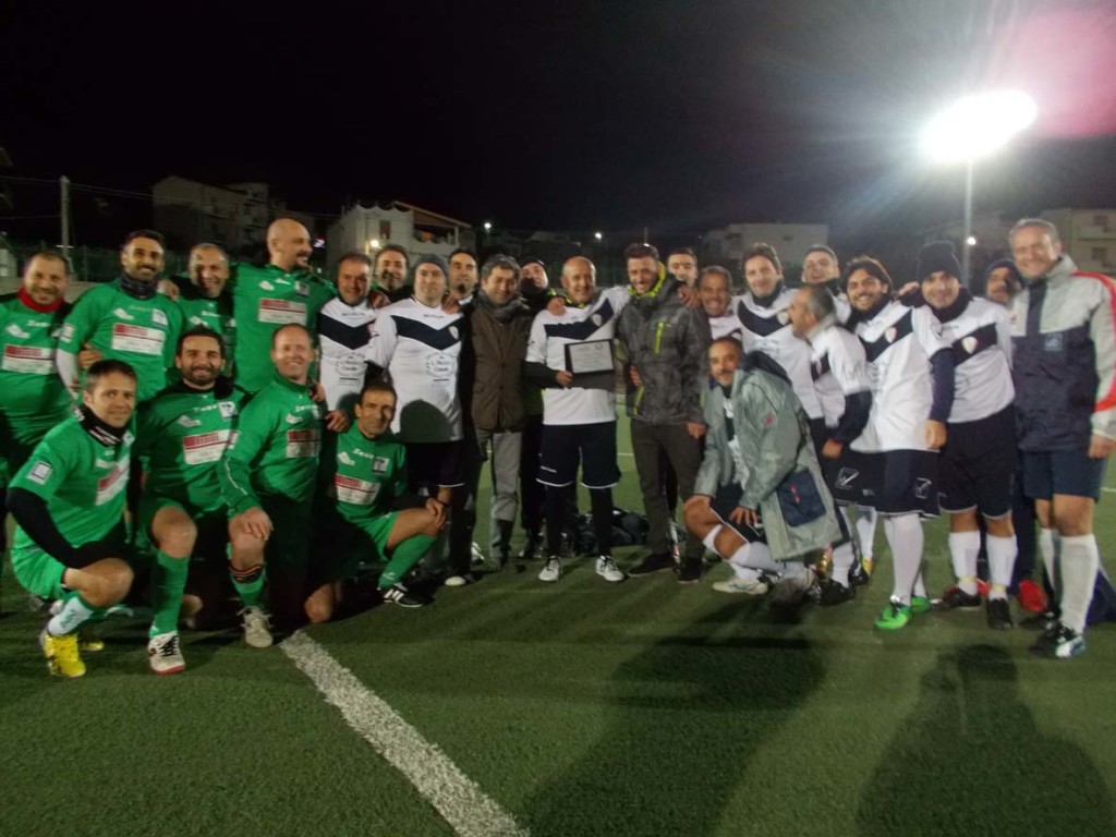 Le due squadre di Catanzaro e Reggio Calabria prima dell’inizio della partita