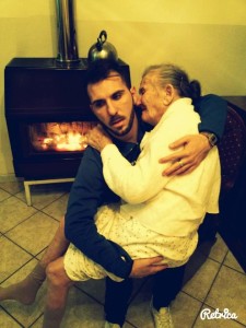 Il nipote che prende in braccio la nonna, la foto fa il giro del web