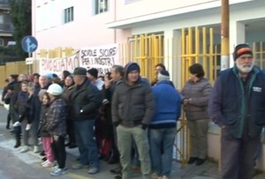VIDEO | Proteste per la chiusura scuola elementare di Soverato Superiore