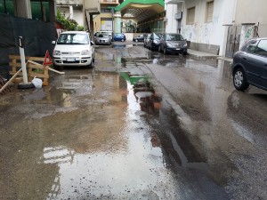 FOTO | Soverato – Copiosa perdita d’acqua in Via Vittorio Veneto