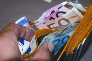 Trova un portafoglio con 43 mila euro e lo restituisce