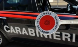 Non si ferma all’alt e cerca di investire i carabinieri, 61enne arrestato