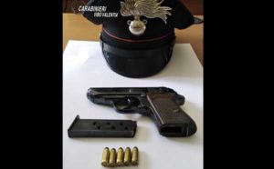 Trovati in auto con pistola clandestina e munizioni, due arresti