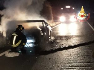 Auto in fiamme sulla Sp 616, in salvo occupanti