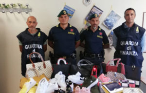 Soverato – Guardia di finanza sequestra oltre 300 capi contraffatti al mercatino del venerdì