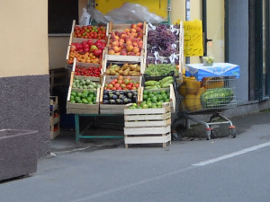 Allarme cancerogeno per l’esposizione di frutta e verdura sulle strade. Al via i controlli di Asp e Forze dell’Ordine