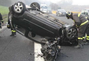 Francia – 54enne esce illeso da un incidente d’auto, falciato dalla moglie