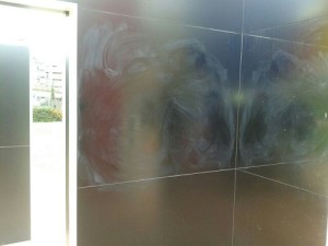 Catanzaro – Ripulita la “Casa di specchi” dell’artista Daniel Buren