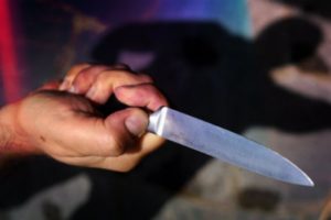 Ubriaco con un coltello minaccia passanti e carabinieri, arrestato